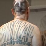 Artista alemán subasta su piel en una peculiar obra de arte póstuma