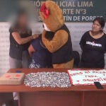 Un policía de Perú se disfraza de oso gigante de San Valentín para detener a delincuente
