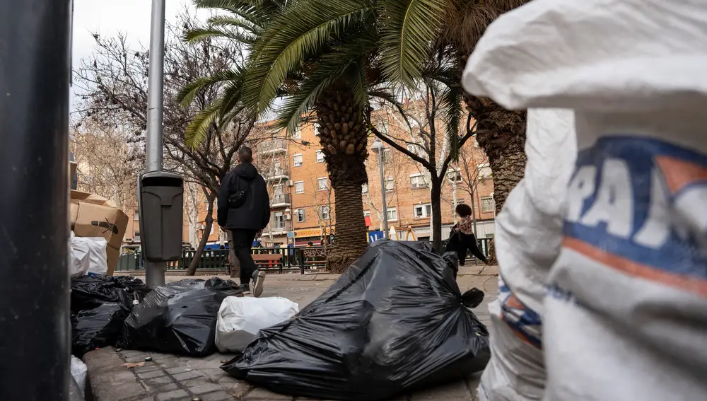Basura fuera de los cubos en Usera. David Jar