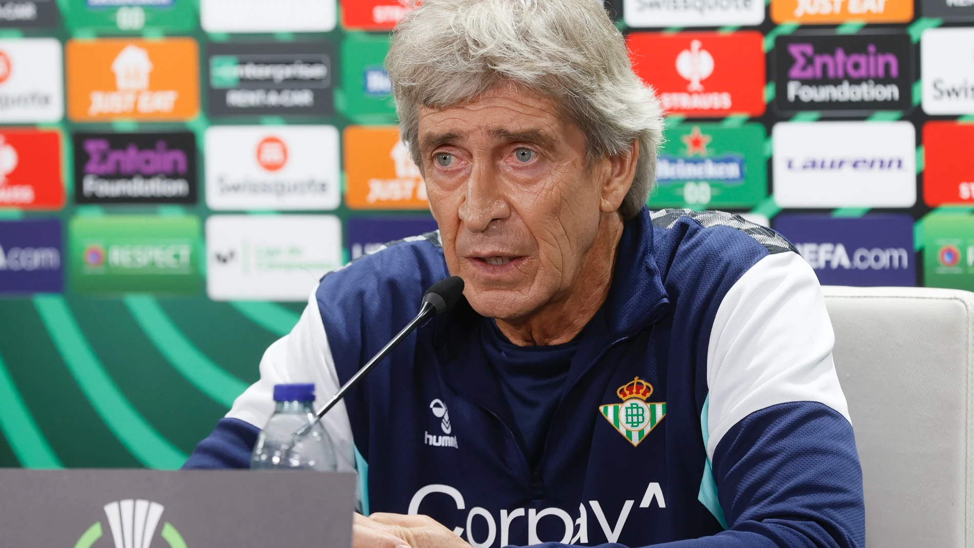 SEVILLA, 14/02/2024.-El chileno Manuel Pellegrini durante la rueda de prensa ofrecida este miércoles previa al encuentro del Real Betis ante el Dinamo de Zágreb de la Liga Conferencia mañana jueves en el estadio Benito Villamarín en la capital hispalense. EFE/José Manuel Vidal