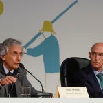 El concejal negacionista de Vox, José Gosálbez, (derecha) escucha al director genera de Medio natural, Raúl Mérida