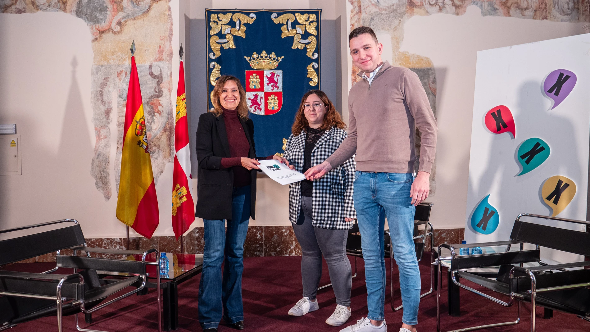 La consejera de Educación, Rocío Lucas, recibe el informe de los alumnos de FP Dual