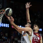 Deck se dispone a anotar pese a la defensa de Todorovic