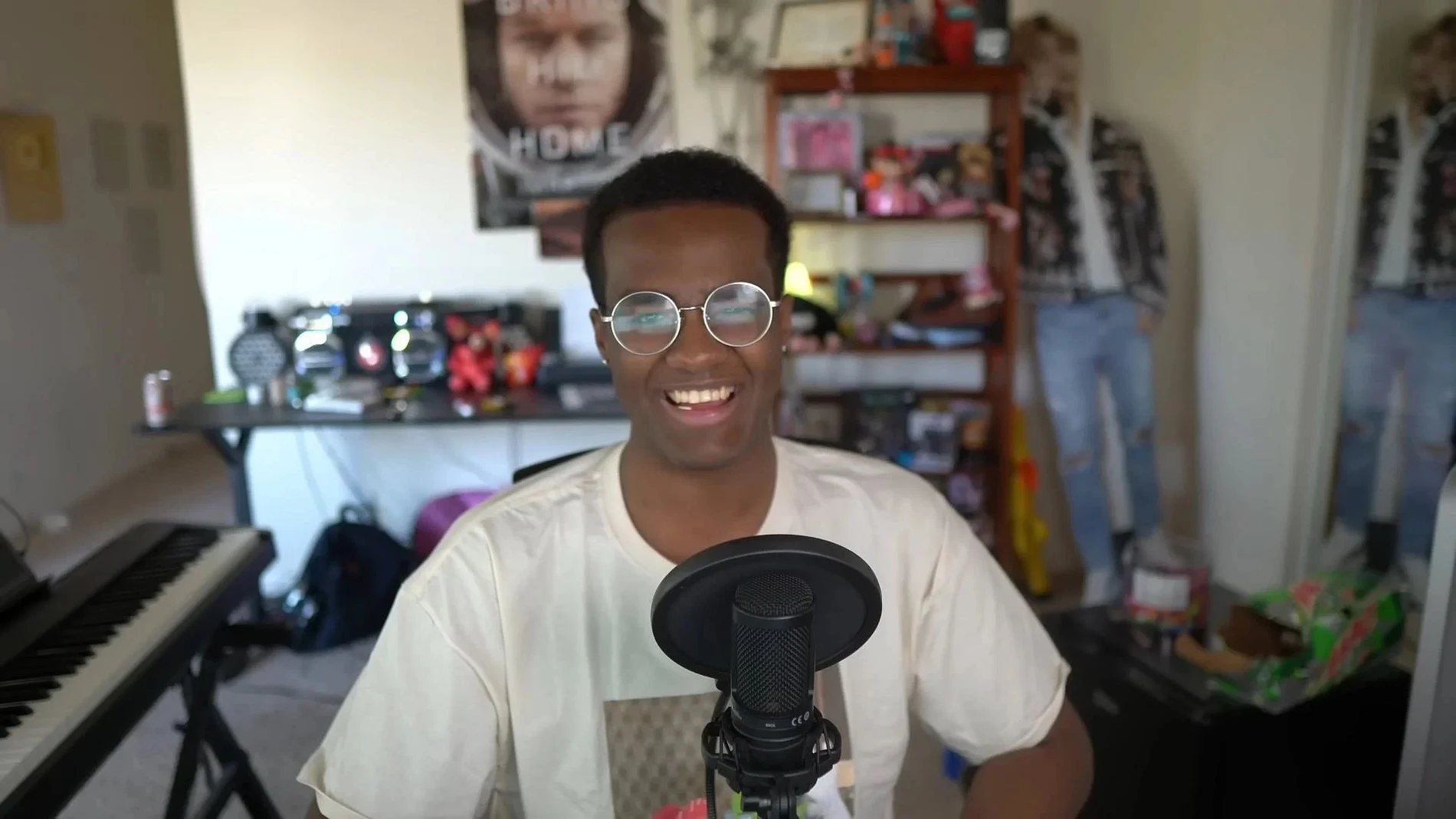 El famoso youtuber en su cuarto