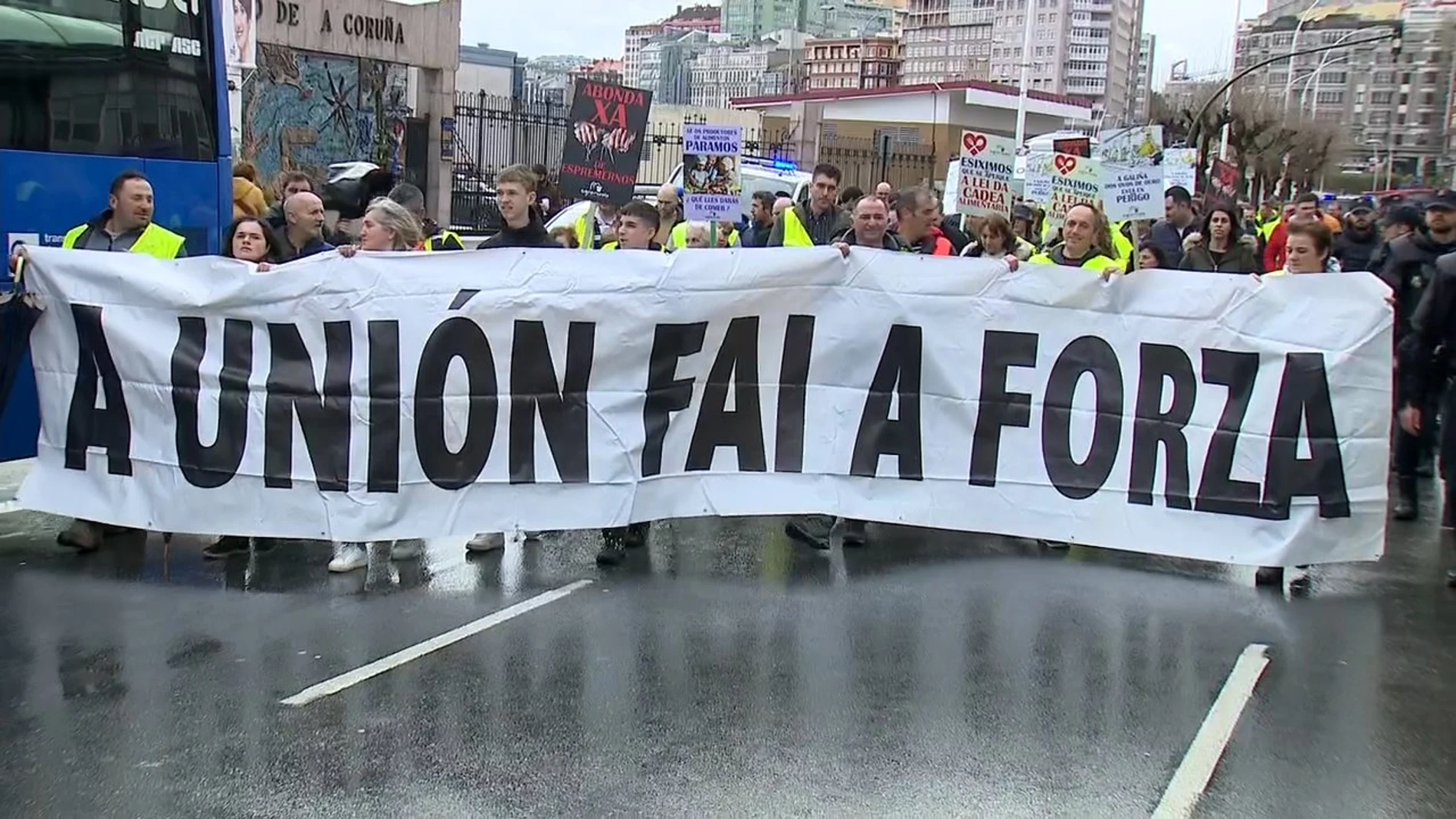 Ganaderos colapsan A Coruña contra el abandono del rural