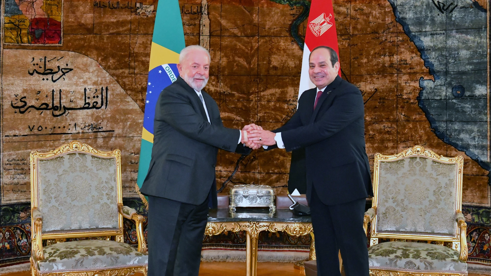 Cairo (Egypt), 15/02/2024.- A handout photo made available by the Egyptian Presidency shows Egyptian President Abdel Fattah al-Sisi (R) meeting with President Luiz Inacio Lula da Silva (L) at Al-Ittihadiya palace in Cairo, Egypt, 15 February 2024. (Brasil, Egipto) EFE/EPA/EGYPTIAN PRESIDENTIAL OFFICE HANDOUT HANDOUT EDITORIAL USE ONLY/NO SALES HANDOUT EDITORIAL USE ONLY/NO SALES