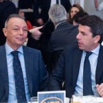 Mazón presenta a Salvador Navarro (CEV) en un desayuno informativo