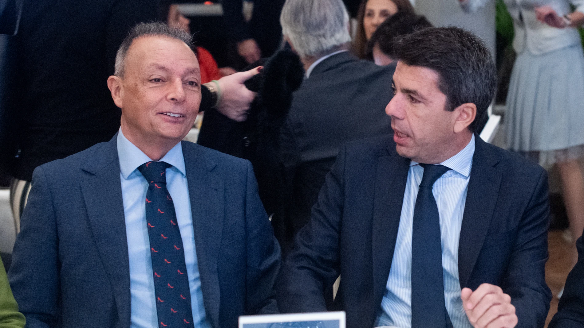 El presidente de la Confederación Empresarial de la Comunitat Valenciana (CEV), Salvador Navarro (i) y el presidente de la Comunidad Valenciana, Carlos Mazón (d), durante un desayuno informativo organizado por Fórum Europa en el Hotel Mandarin Oriental Ritz, a 15 de febrero de 2024, en Madrid (España). 15 FEBRERO 2024;DESAYUNO;SALVADOR NAVARRO;CEV;DESAYUNO Gustavo Valiente / Europa Press 15/02/2024