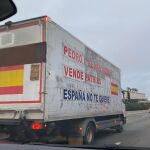 Uno de los mensajes contra Pedro sánchez, que pueden leerse en los laterales del camión