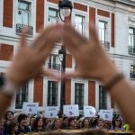 Decenas de personas durante una concentración contra la violencia machista convocada por el Foro de Madrid Contra la Violencia hacia las Mujeres, en la Puerta del Sol, a 25 de septiembre de 2023, en Madrid (España). La cifra de mujeres asesinadas por violencia de género en lo que va de 2023 ha ascendido a 49, cifra que iguala a todas las fallecidas en 2022 y a todas las fallecidas en 2021, tras confirmarse el último caso de una mujer de 35 años que ha sido asesinada presuntamente por su expareja el pasado 24 de septiembre en Villarverde (Madrid). Con este caso, este mes se convierte en el segundo septiembre más negro desde que se tienen registros, con un total de nueve mujeres asesinadas. 25 SEPTIEMBRE 2023;CONCENTRACIÓN;FEMINISMO;VIOLENCIA MACHISTA; Matias Chiofalo / Europa Press 25/09/2023
