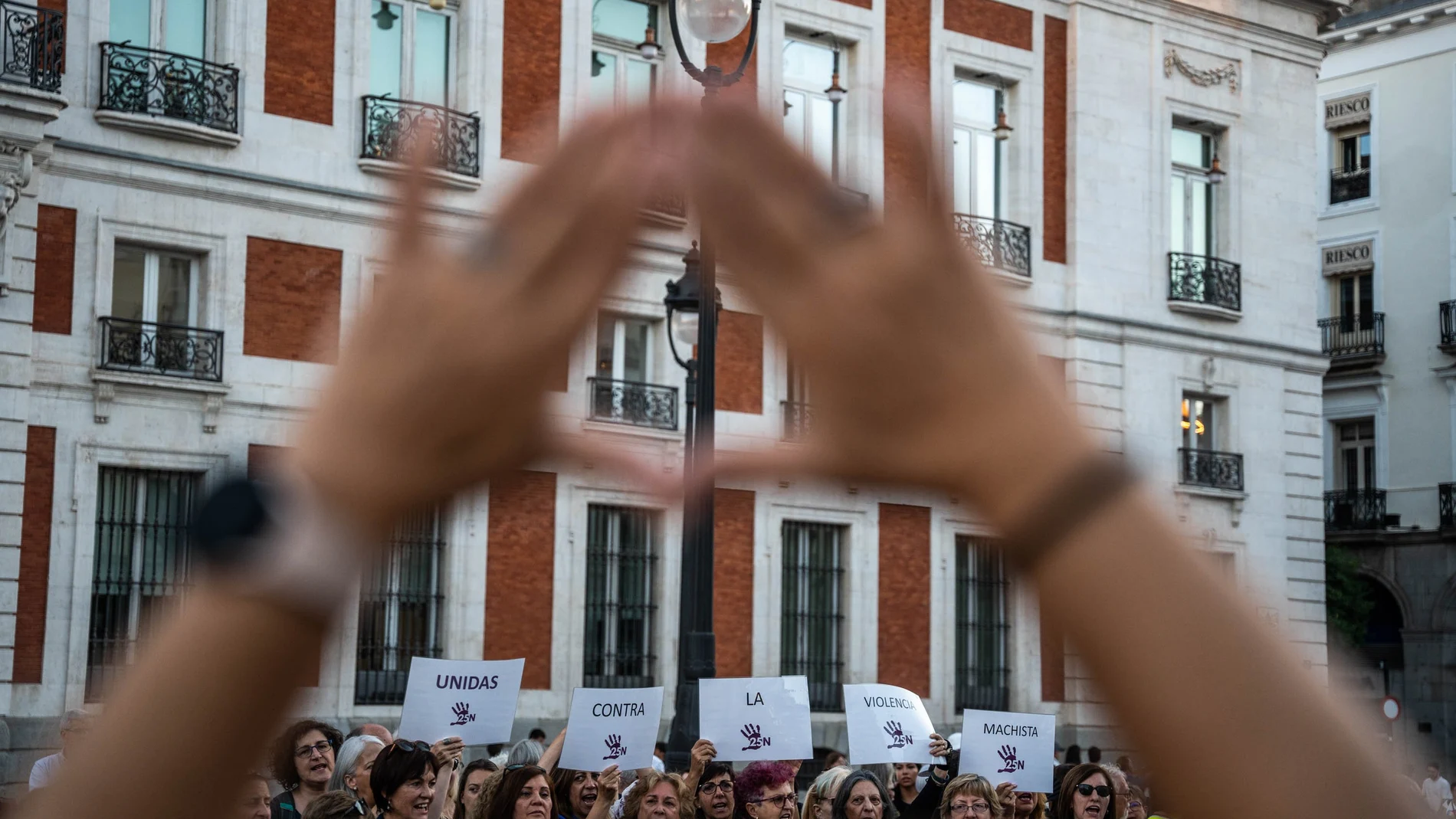 Decenas de personas durante una concentración contra la violencia machista convocada por el Foro de Madrid Contra la Violencia hacia las Mujeres, en la Puerta del Sol, a 25 de septiembre de 2023, en Madrid (España). La cifra de mujeres asesinadas por violencia de género en lo que va de 2023 ha ascendido a 49, cifra que iguala a todas las fallecidas en 2022 y a todas las fallecidas en 2021, tras confirmarse el último caso de una mujer de 35 años que ha sido asesinada presuntamente por su expareja el pasado 24 de septiembre en Villarverde (Madrid). Con este caso, este mes se convierte en el segundo septiembre más negro desde que se tienen registros, con un total de nueve mujeres asesinadas. 25 SEPTIEMBRE 2023;CONCENTRACIÓN;FEMINISMO;VIOLENCIA MACHISTA; Matias Chiofalo / Europa Press 25/09/2023