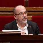 El conseller de Derechos Sociales, Carles Campuzano, en el pleno del Parlament