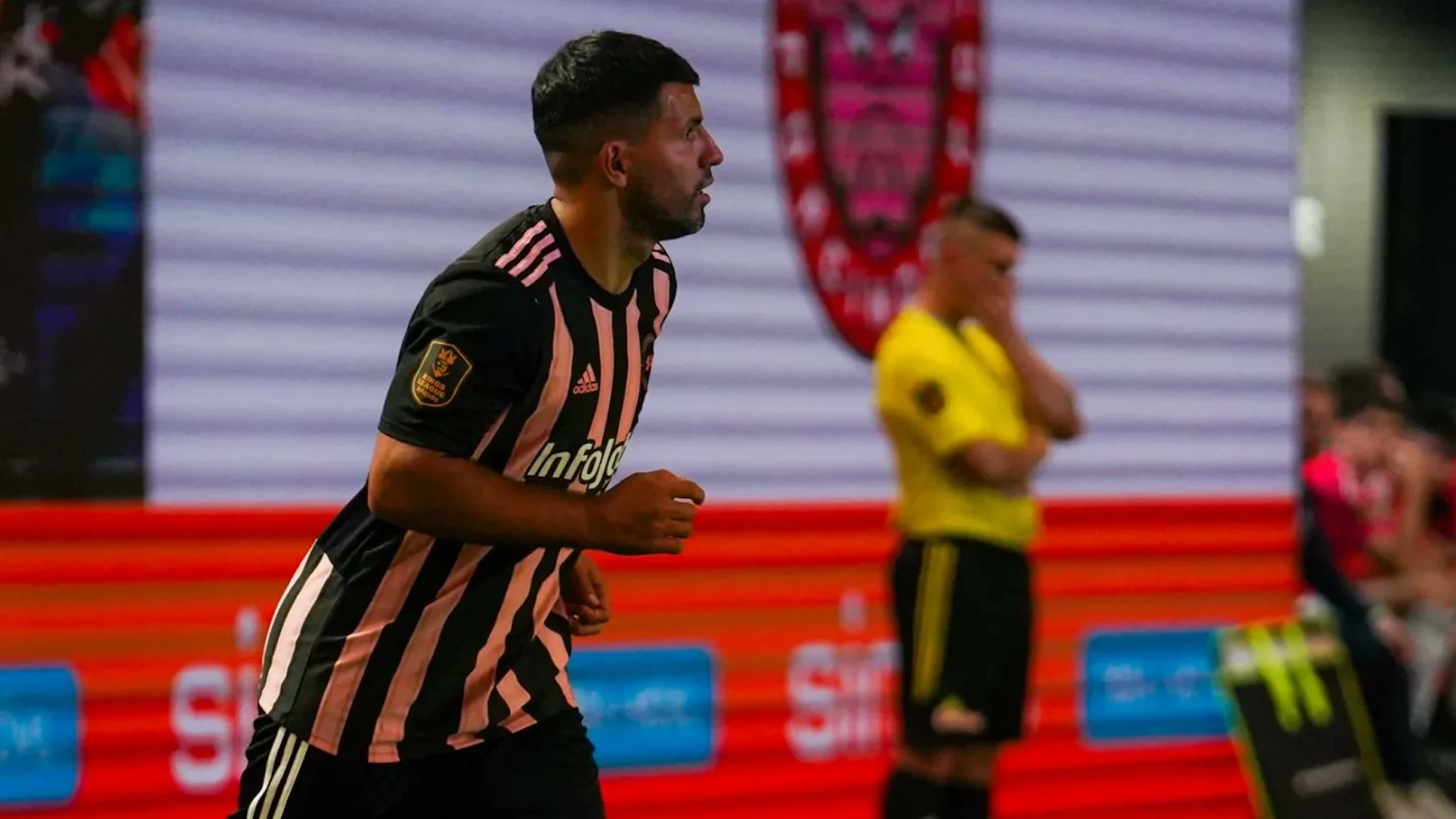 El Kun Agüero en un partido de la Kings League