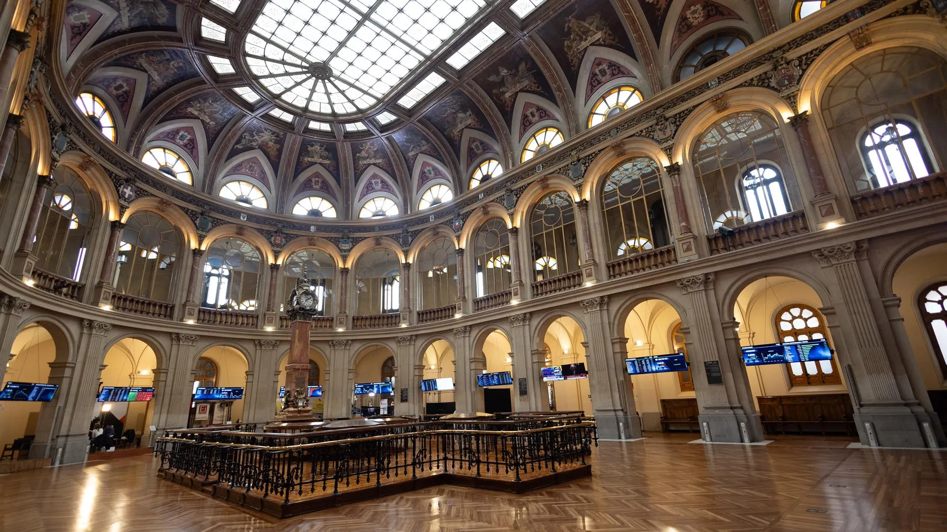 Economía/Finanzas.-El Ibex se desmarca de Europa por la banca y cotiza plano al mediodía, con los 9.900 puntos en riesgo