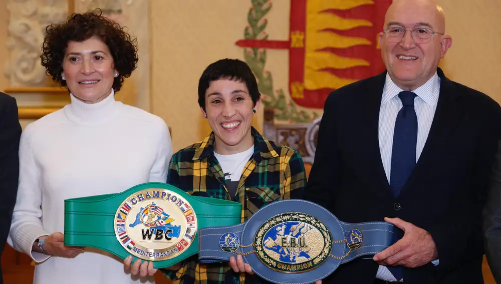 El alcalde de Valladolid, Jesús Julio Carnero, recibe a la boxeadora Isabel Rivero