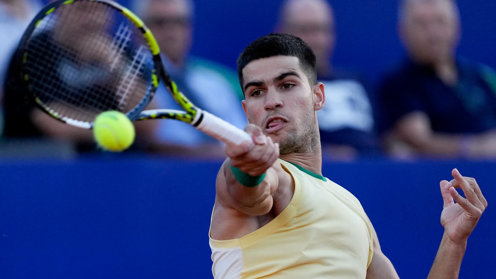 Carlos Alcaraz, of Spain, returns the ball to Argentina's Camilo Carabelli, during an Argentina Open ATP tennis match in Buenos Aires, Argentina, Thursday, Feb. 15, 2024. (AP Photo/Natacha Pisarenko)