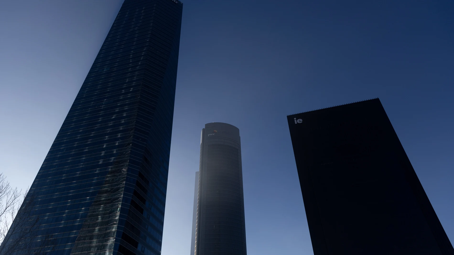 Edificio de oficinas en el Cuatro Torres Business Area, a 26 de diciembre de 2023, en Madrid (España). Según el último estudio de Savills, Madrid encabeza el incremento de contratación de oficinas en 2023 hasta el cierre del tercer trimestre con un 5% por encima de la media de los últimos cinco años, aunque los metros cuadrados de oficinas contratadas en Europa se han reducido un 11% en este periodo. 26 DICIEMBRE 2023;OFICINAS;MADRID;SKYLINE;CUATRO TORRES;BUSINESS AREA;NEGOCIO;TRABAJO;CENTRO; Eduardo Parra / Europa Press 26/12/2023