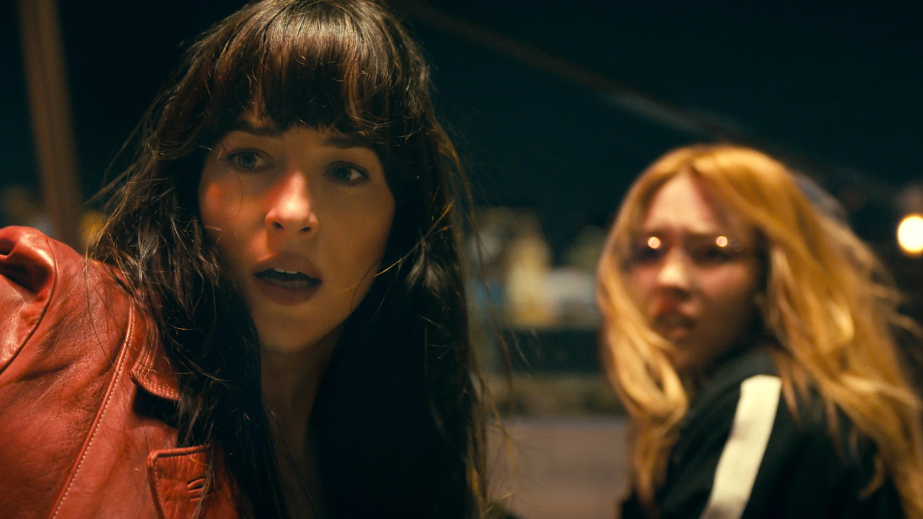 "Madame Web": ¿taquillazo, meme o amenaza? / Dakota Johnson (izda.) y Sydney Sweeney en "Madame Web"