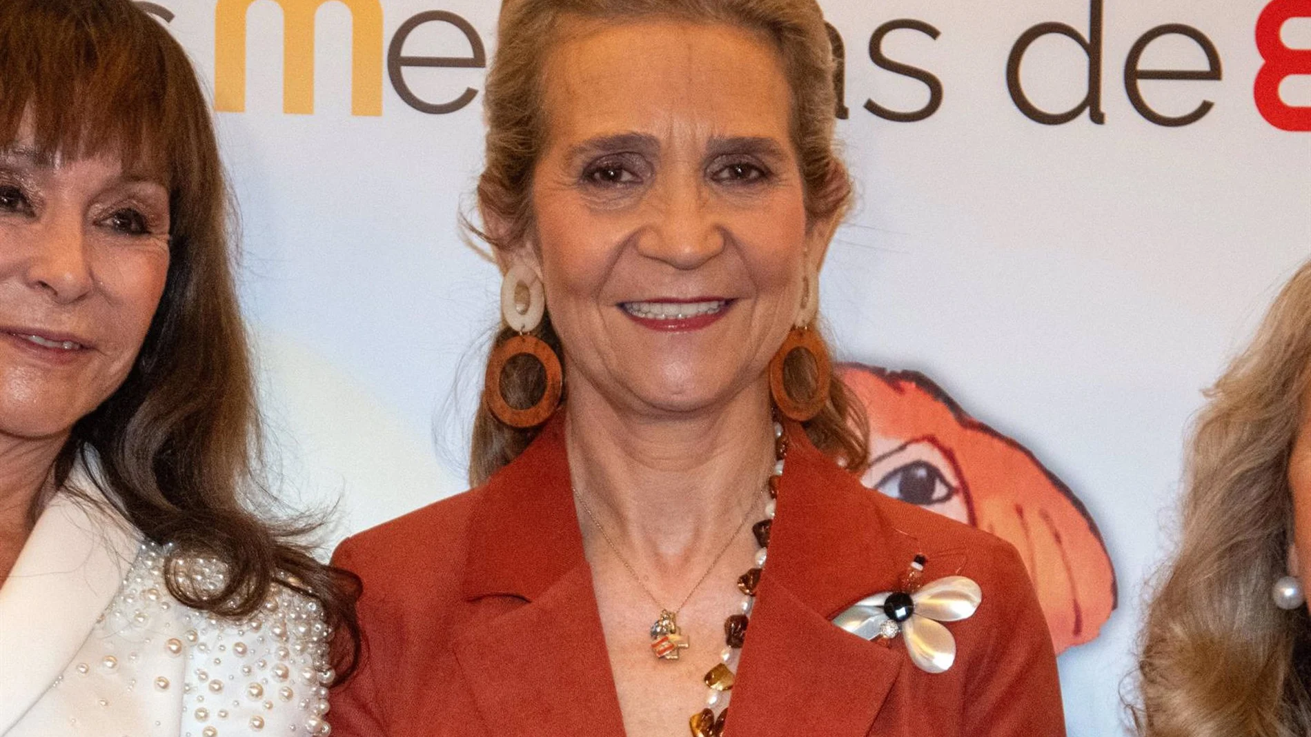 La infanta Elena revela cómo se produjo la lesión por la que lleva una bota ortopédica en el pie izquierdo