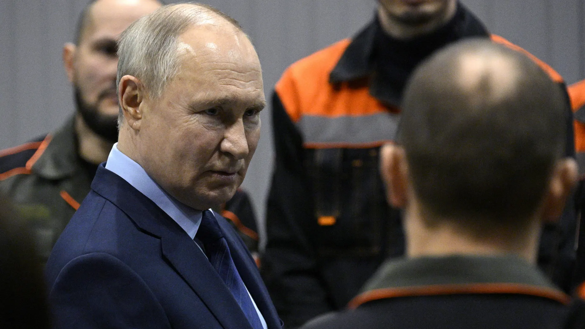 Nizhny Tagil (Russian Federation), 14/02/2024.- Russian President Vladimir Putin (L) meets with staff members during a visit to the Uralvagonzavod research and production corporation, a Russian state-owned company and the country's largest producer of tanks, in Nizhny Tagil, Sverdlovsk region, Russia, 15 February 2024. (Rusia) EFE/EPA/RAMIL SITDIKOV / SPUTNIK / KREMLIN POOL MANDATORY CREDIT