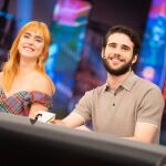 Clara Galle y Julio Peña sonríen en 'El Hormiguero'