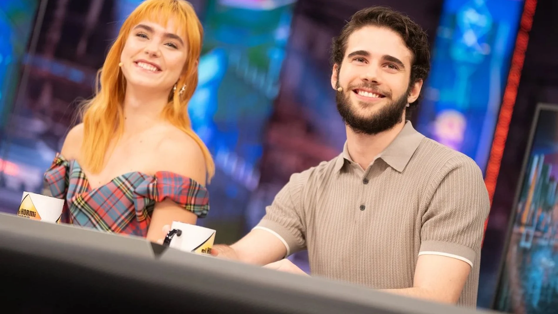 Clara Galle y Julio Peña sonríen en 'El Hormiguero'