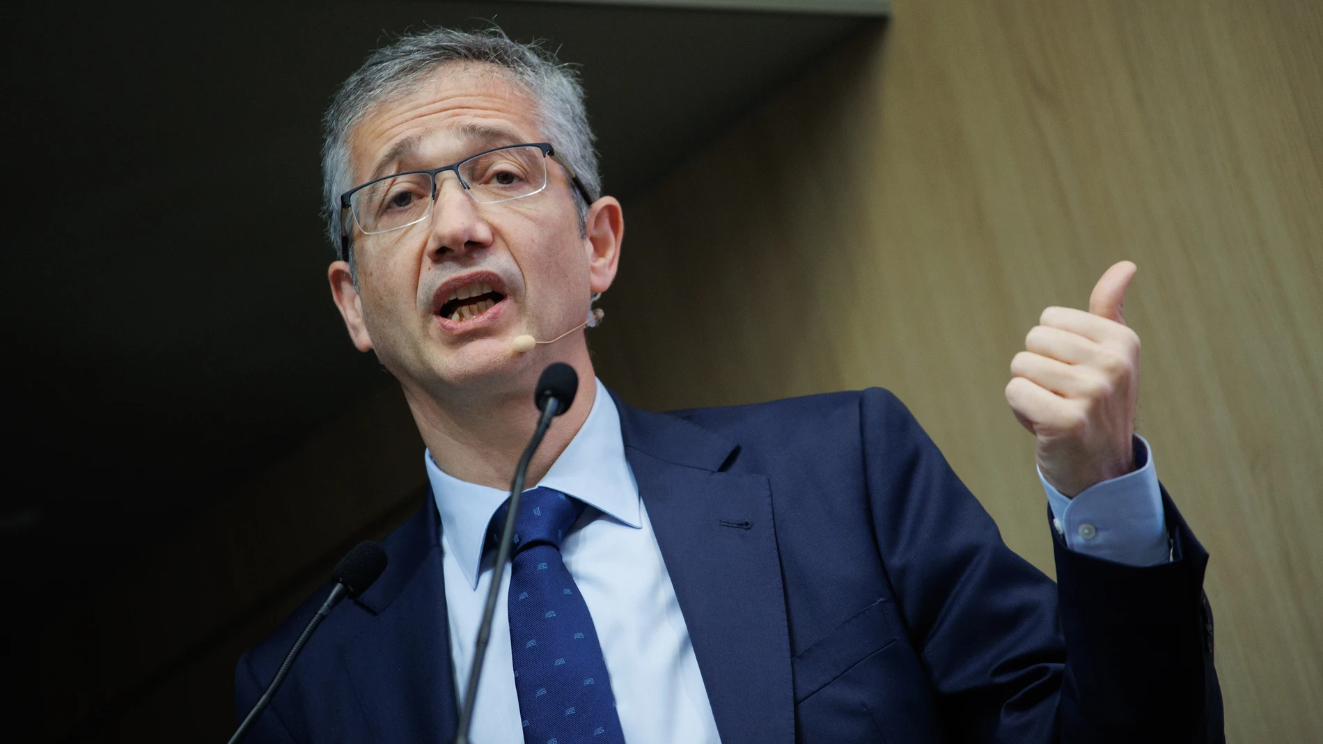 El gobernador del Banco de España, Pablo Hernández de Cos, interviene durante un encuentro con estudiantes organizado por CUNEF Universidad, en el Aula Magna del Campus Almansa, a 15 de febrero de 2024, en Madrid (España). El acto se encuadra en el marco del 50 aniversario de la institución: Colegio Universitario de Estudios Financieros de la Universidad Complutense de Madrid. 15 FEBRERO 2024;MADRID;PABLO HERNÁNDEZ DE COS;ENCUENTRO ESTUDIANTES;CUNEF Alejandro Martínez Vélez / Europa Press ...