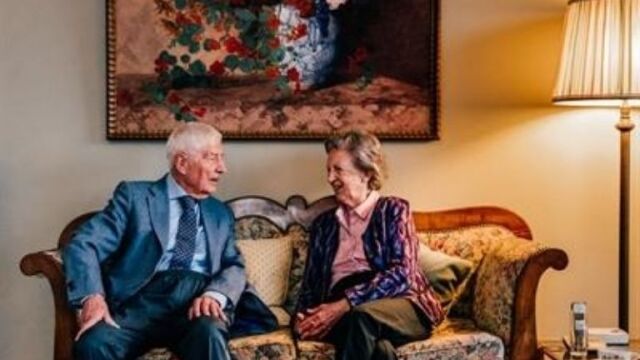 El matrimonio conformado por Dries van Agt y Eugenie Krekelberg decidió aplicarse la eutanasia en los Países Bajos, quienes murieron tomados de la mano. 