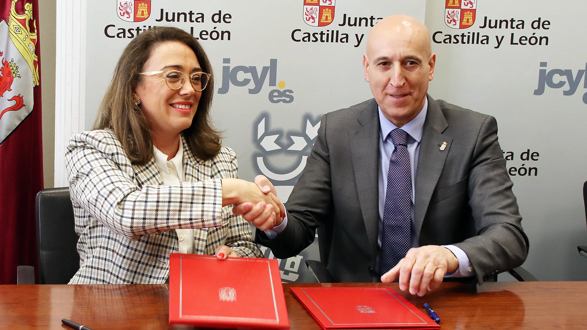 María González Corral firma el convenio con José Antonio Diez