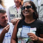 Una mujer recibe una dosis de la vacuna contra el dengue durante el inicio de la vacunación, este viernes en el barrio de Barra de Guaratiba, en Río de Janeiro (Brasil). El Gobierno de Brasil inicia la vacunación de 20.000 habitantes de un barrio de la ciudad de Río de Janeiro para evaluar la efectividad de la vacuna contra el dengue en la población adulta, en un momento en el que el país sufre un preocupante brote de la enfermedad