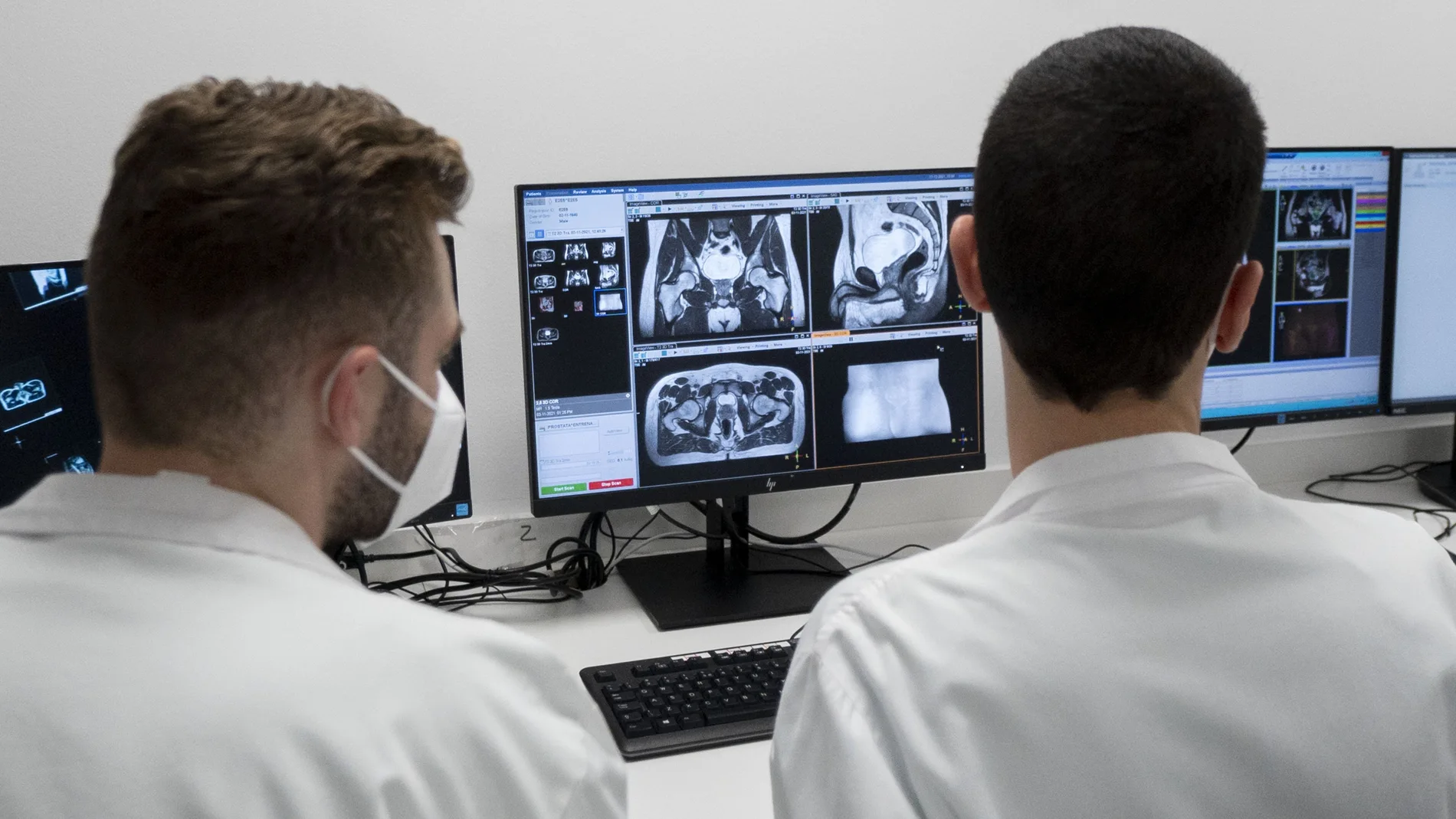 Dos técnicos controlan el único sistema de radioterapia de precisión molecular guiada por resonancia magnética que existe en España, en el Hospital Carlos III