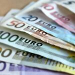 Los esposos cuyo régimen económico es el de sociedad de gananciales hacen comunes los beneficios obtenidos por cualquiera de ellos
