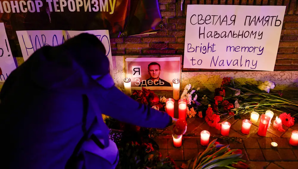 Protestas en la embajada rusa en Madrid tras la muerte de Navalni