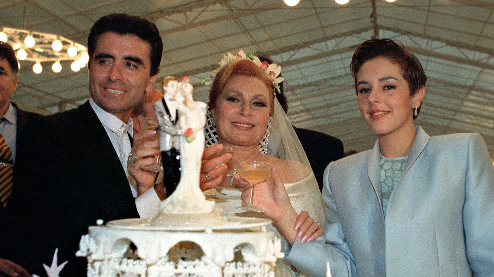 Foto tomada en Castilblanco de los Arroyos (Sevilla) el 17-02-95 de la cantante Rocío Jurado. En la imagen, el día de su boda con el torero José Ortega Cano y su hija Rocío Carrasco durante el banquete posterior a la ceremonia religiosa de su enlace matrimonial, celebrada en la finca "Yerbabuena".