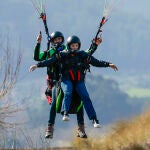 La candidata de Sumar Galicia a la Xunta, Marta Lois, vuela en parapente en la jornada de reflexión