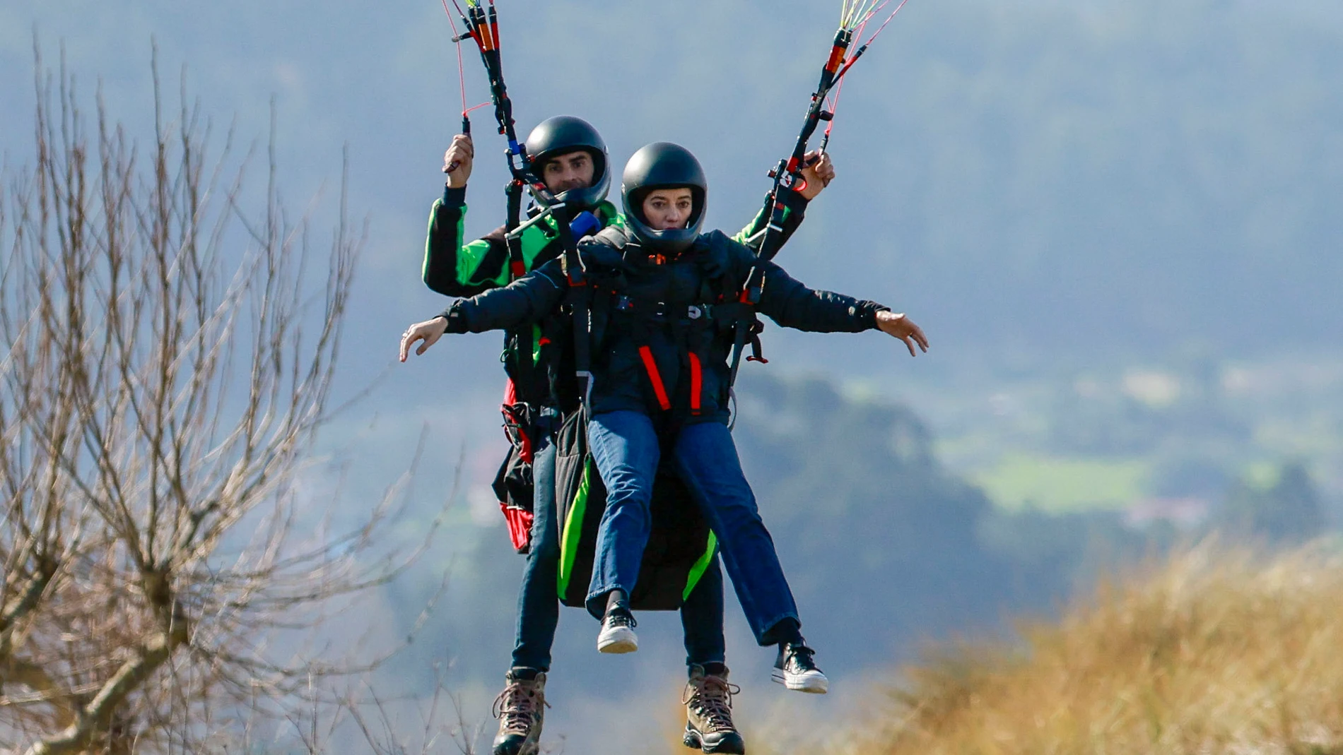SANTIAGO DE COMPOSTELA, 17/02/2024.- La candidata de Sumar Galicia a la Xunta, Marta Lois, voló en parapente en la Ría de Muros y Noia, en la jornada de reflexión este sábado durante la jornada de reflexión, en Portosín, A Coruña EFE/Lavandeira jr