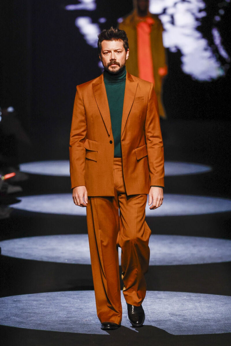 Álvaro Morte vestido por Berhanyer