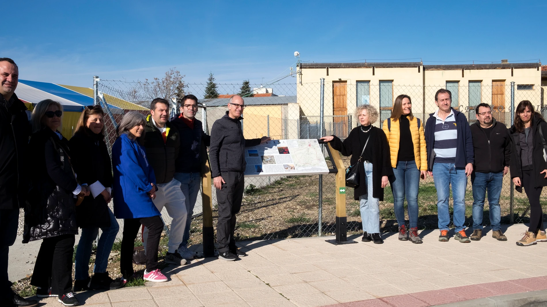 El presidente de la Diputación, Javier Iglesias, y la vicerrectora de Estudiantes, Celia Aramburu, y los alcaldes de Aldeatejada y Miranda de Azán, Enrique García y José Luis Sánchez, visitan las acciones del programa de Voluntariado Juvenil ‘Crisol de Caminos’