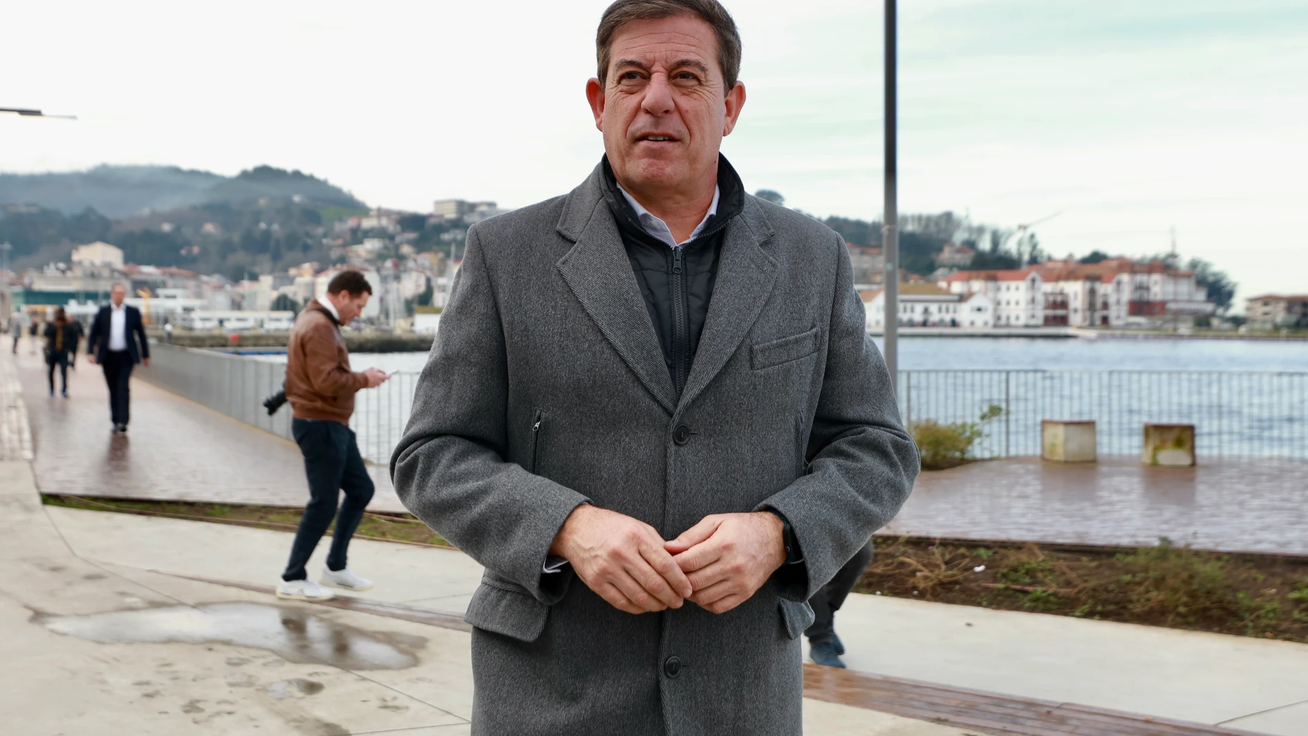 El candidato del PSdeG a la Presidencia de la Xunta, Xosé Ramón Gómez Besteiro, durante un homenaje a las víctimas en el segundo aniversario del naufragio del ‘Villa de Pitanxo’, junto a la placa de recuerdo de los fallecidos, a 17 de febrero de 2024, en Marín, Pontevedra, Galicia (España). El pasado 15 de febrero se cumplieron dos años del naufragio del barco ‘Villa de Pitanxo’, que se hundió en aguas de Terranova, causando la muerte de 21 tripulantes. Solo sobrevivieron tres personas al hun...