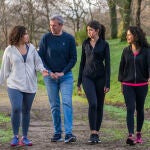 El presidente de la Xunta y candidato del PPdeG, Alfonso Rueda, pasea con su familia por el Monte Pedroso