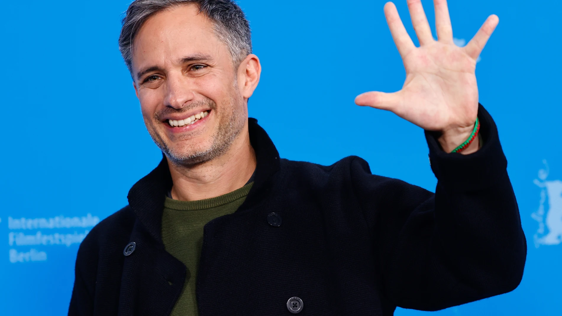 Berlin (Germany), 17/02/2024.- Mexican actor Gael Garcia Bernal waves as he attends the photocall for the movie 'Another End' during the 74th Berlin International Film Festival 'Berlinale' in Berlin, Germany, 17 February 2024. In total, 20 films will be competing for the awards in the Berlinale festival running from 15 to 25 February 2024. The awards will be presented on 24 February. (Cine, Alemania) EFE/EPA/HANNIBAL HANSCHKE