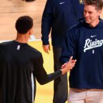 Pau Gasol saluda a Victor Wembanyama