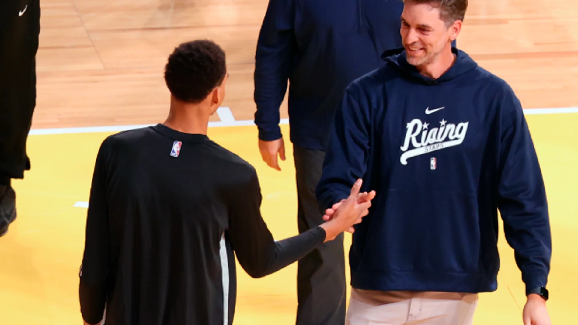 Pau Gasol saluda a Victor Wembanyama
