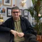 El escritor Jordi Puntí, esta semana, en el hotel en el que vivió Xavier Cugat