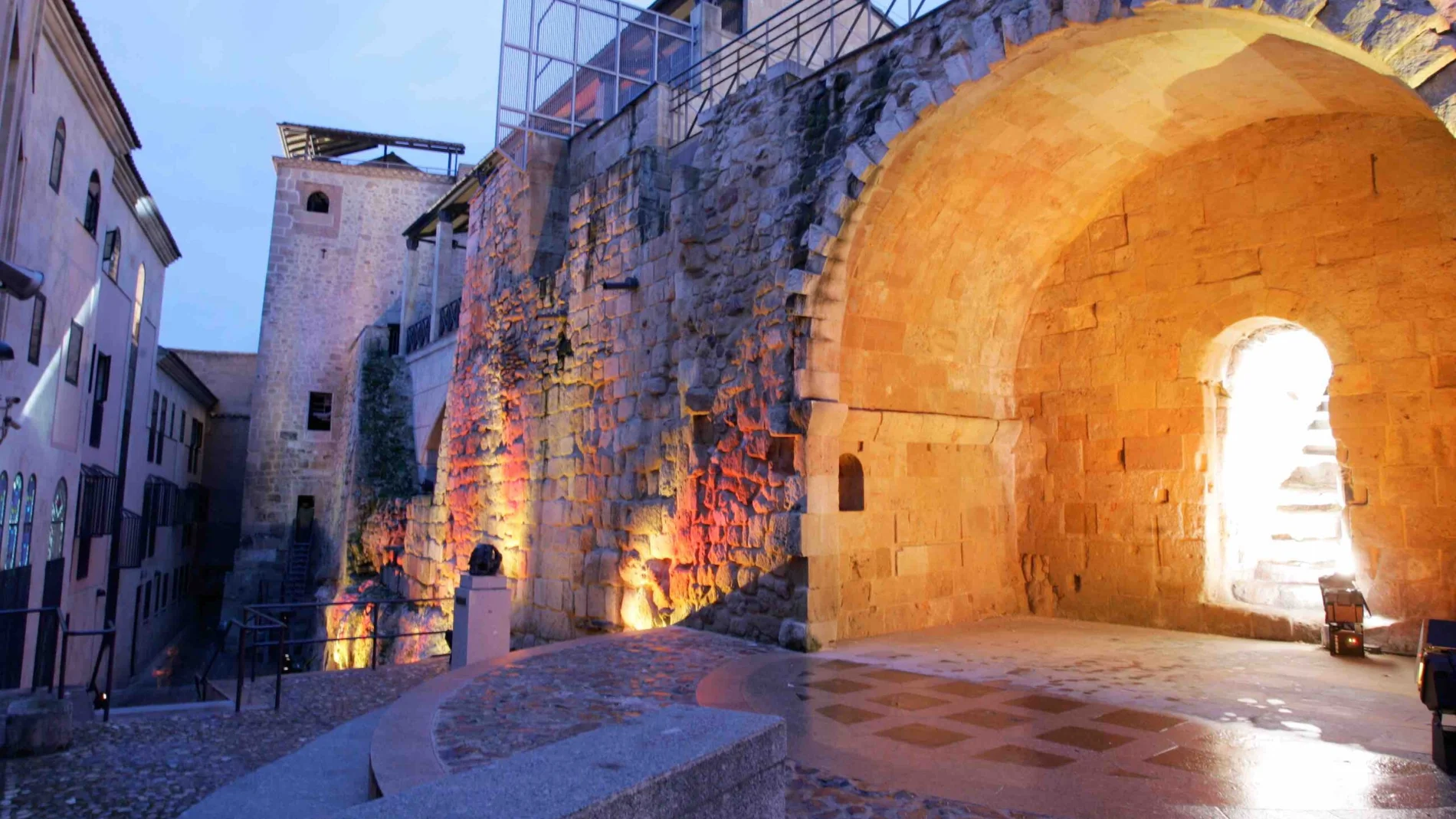 Cuenta la tradición que la cueva de Salamanca nació del propio puño de Hércules