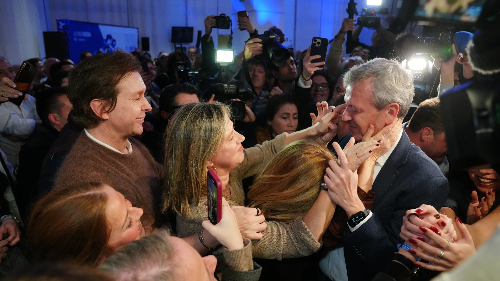 El presidente de la Xunta y candidato a la reelección, Alfonso Rueda (1d), celebra la victoria durante el seguimiento de la jornada electoral de los comicios autonómicos de Galicia, en el hotel Eurostars de San Lázaro, a 18 de febrero de 2024, en Santiago de Compostela, A Coruña, Galicia (España). Todos los gallegos han sido llamados a las urnas hoy, 18 de febrero, para elegir a su nuevo presidente autonómico para los próximos cuatro años. Hay 75 escaños en juego, por lo que los candidatos de...