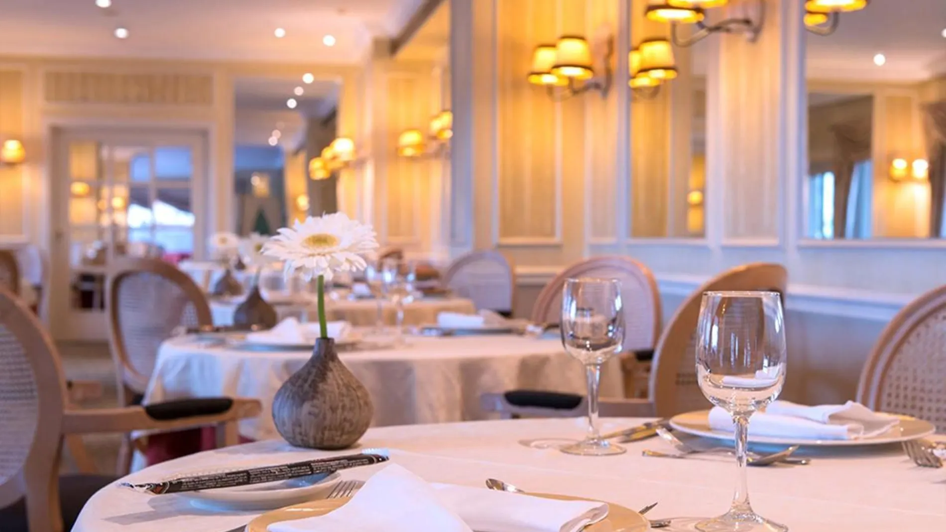 Qué revela sobre tu personalidad el hecho de comer solo en un restaurante, según la psicología