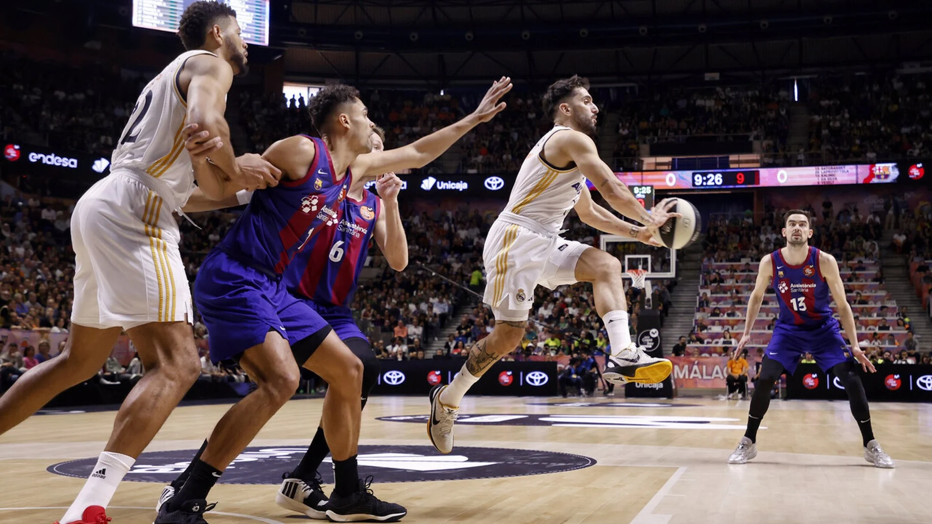 Campazzo busca a un compañero en la final