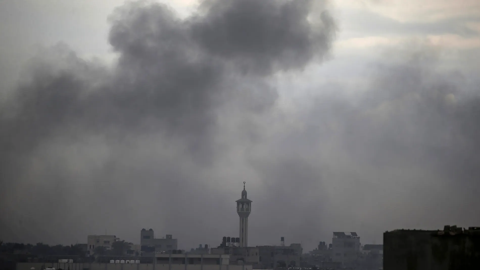 Khan Younis (---), 18/02/2024.- Smoke rises following an Israeli airstrike during Israeli military operation in Khan Younis town, southern Gaza Strip, 18 February 2024. More than 28,900 Palestinians and over 1,300 Israelis have been killed, according to the Palestinian Health Ministry and the Israel Defense Forces (IDF), since Hamas militants launched an attack against Israel from the Gaza Strip on 07 October 2023, and the Israeli operations in Gaza and the West Bank which followed it. EFE/EP...