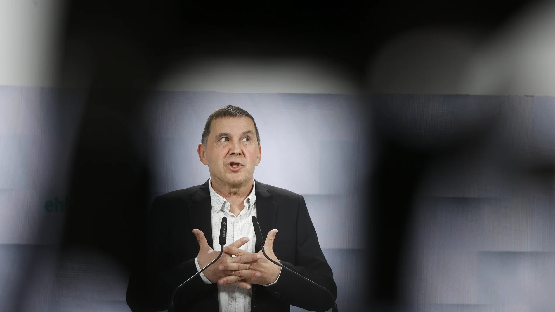 SAN SEBASTIÁN, 19/02/2024.- El coordinador general de EH Bildu, Arnaldo Otegi, ofrece este lunes una rueda de prensa en San Sebastián tras la reunión de la Mesa Política de su formación. EFE/Juan Herrero.